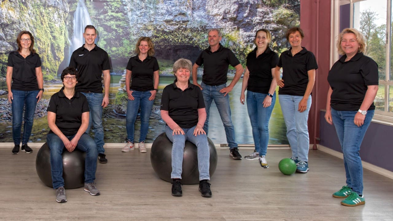 Het team van Fysiotherapie de Goffert in de oefenruimte van de praktijk